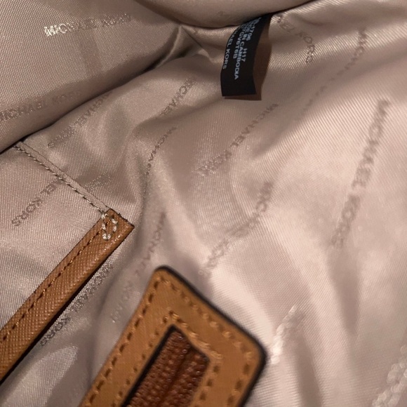 Micheal Kors signature tote - Picture 9 of 9